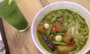 Green curry noodles and green apple and mint juice