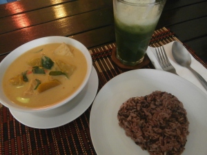 Delicious pumpkin curry with red rice and a green smoothie from Taste from Heaven