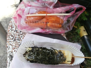 Grilled rice cake with soy sauce and sea weed
